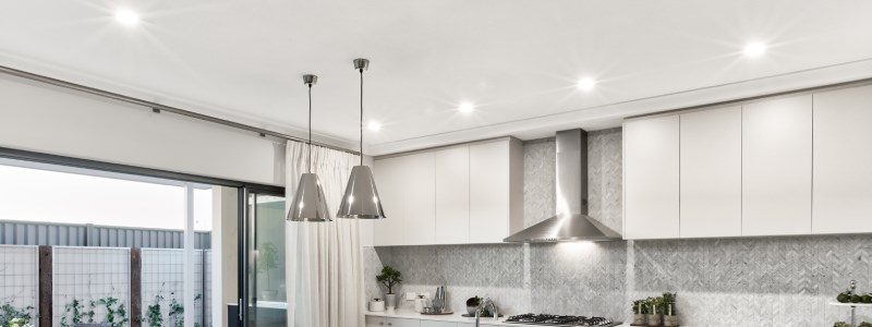 Kuchyňské lustry a zářivkové osvětlení pod kuchyňskou linku