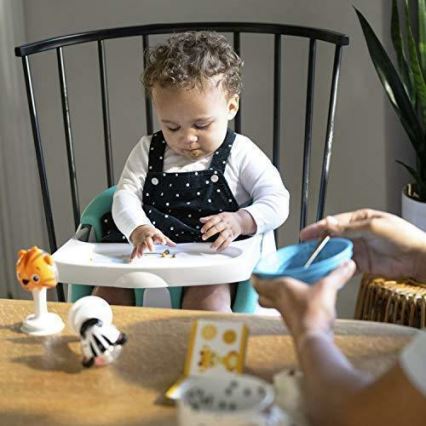 Baby Einstein - Podsedák na jídelní židli s 2 hračkami 2v1 DINE&DISCOVER