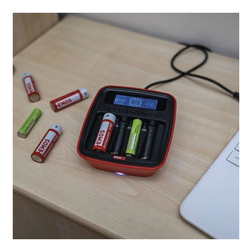 Nabíječka baterií s LCD displejem 4xAA/AAA 5V