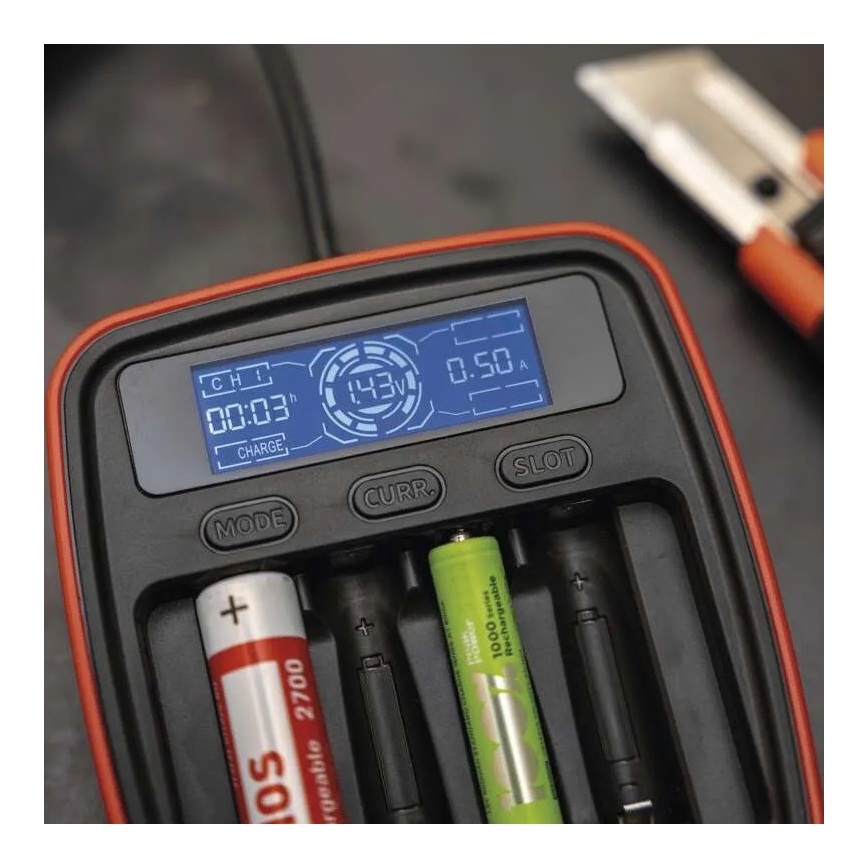 Nabíječka baterií s LCD displejem 4xAA/AAA 5V