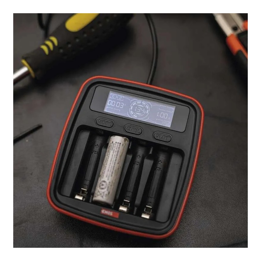 Nabíječka baterií s LCD displejem 4xAA/AAA 5V
