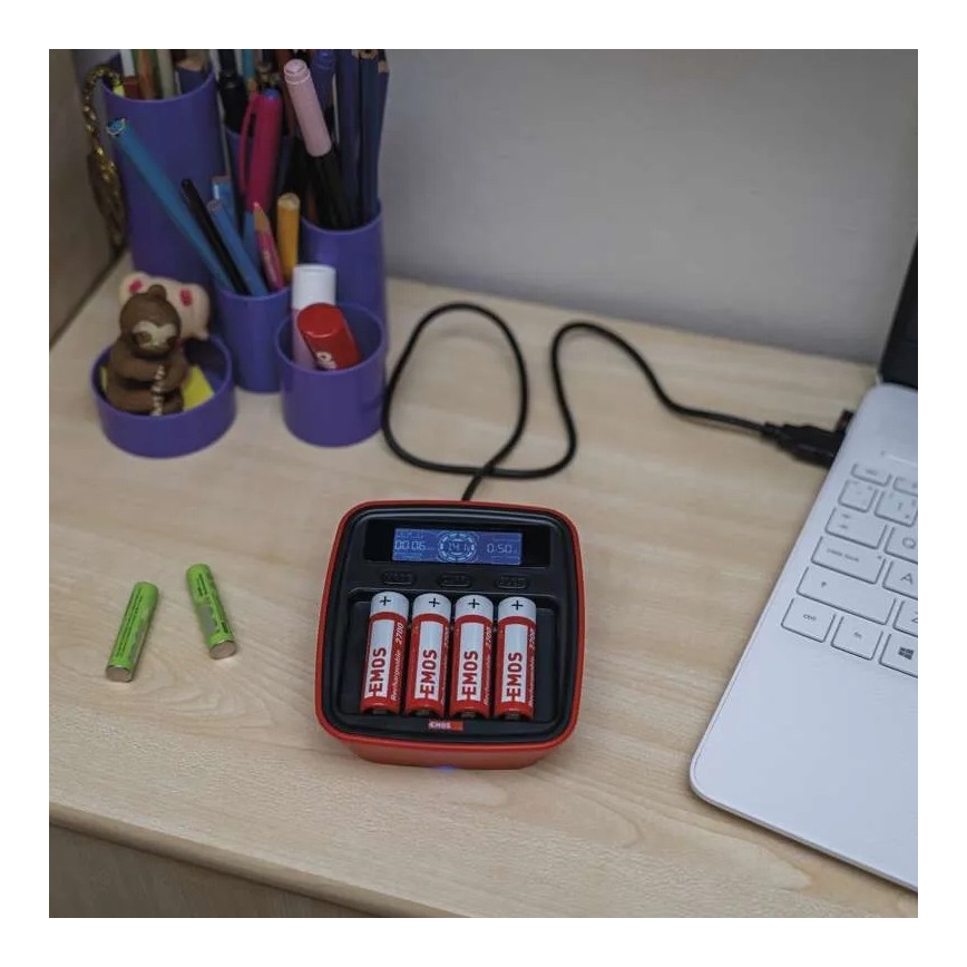 Nabíječka baterií s LCD displejem 4xAA/AAA 5V