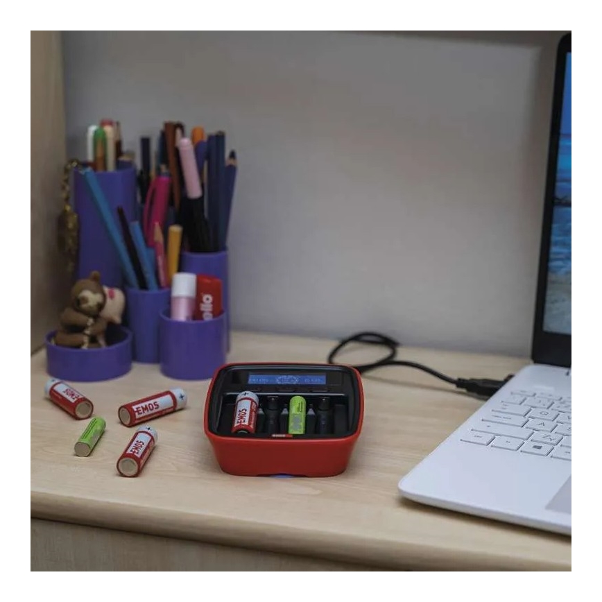 Nabíječka baterií s LCD displejem 4xAA/AAA 5V