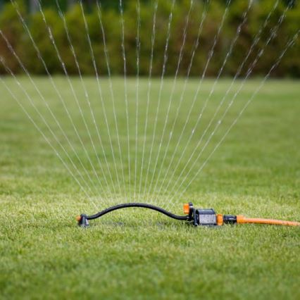 Fiskars - Oscilující zavlažovač s kovovou základnou