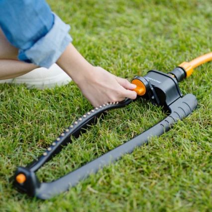 Fiskars - Oscilující zavlažovač s kovovou základnou