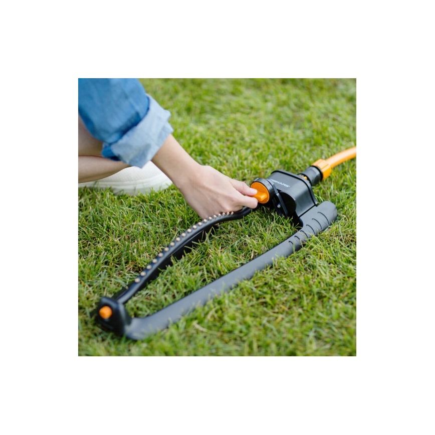 Fiskars - Oscilující zavlažovač s kovovou základnou