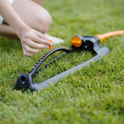 Fiskars - Oscilující zavlažovač s kovovou základnou