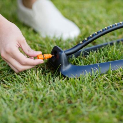 Fiskars - Oscilující zavlažovač s kovovou základnou