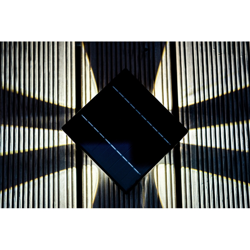 LED Solární nástěnné svítidlo se senzorem LED/2W/5V IP54 1300 mAh