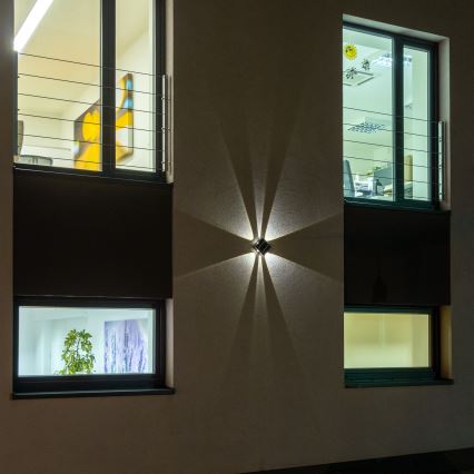 LED Solární nástěnné svítidlo se senzorem LED/2W/5V IP54 1300 mAh