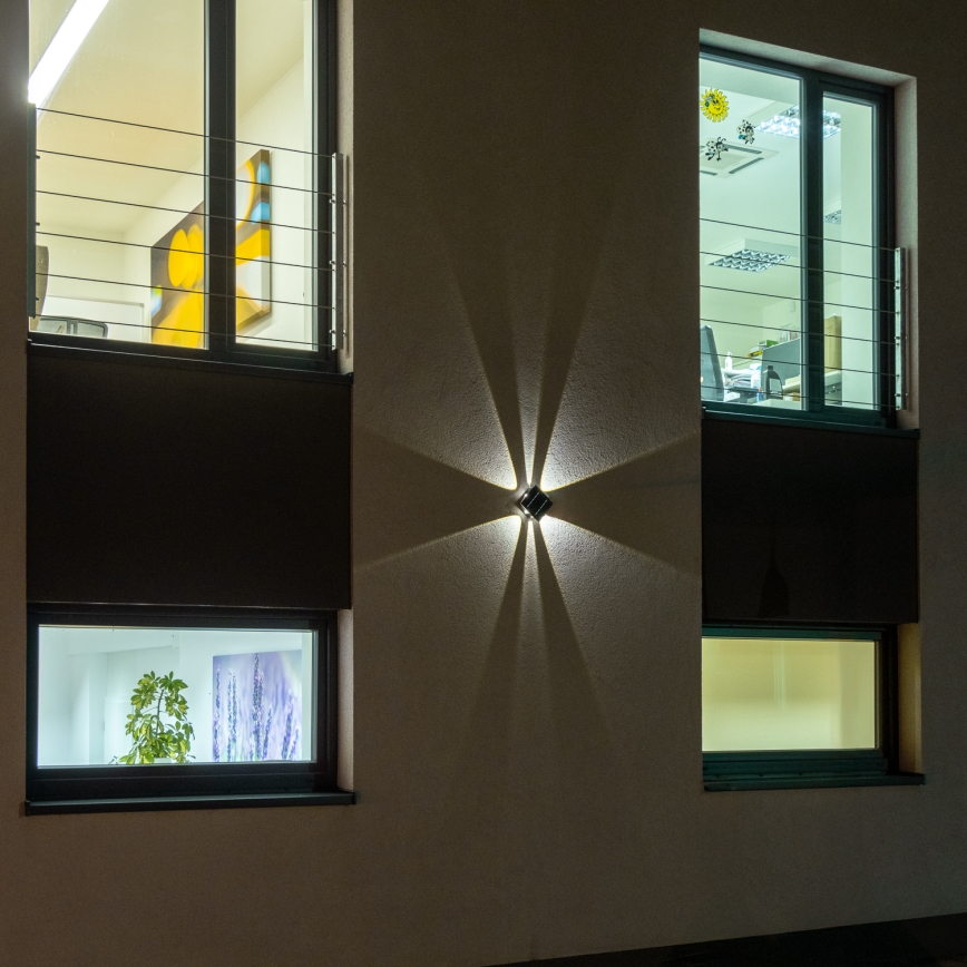 LED Solární nástěnné svítidlo se senzorem LED/2W/5V IP54 1300 mAh