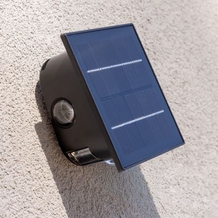 LED Solární nástěnné svítidlo se senzorem LED/2W/5V IP54 1300 mAh