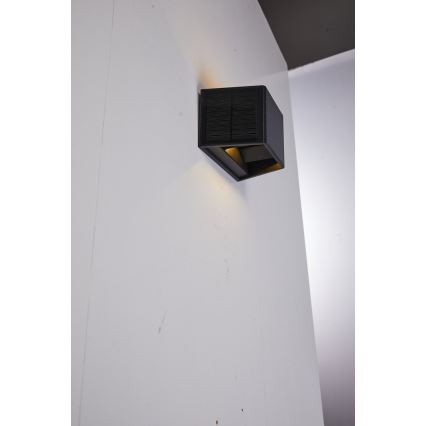 LED Solární nástěnné svítidlo se senzorem LED/2W/5V IP54 1300 mAh