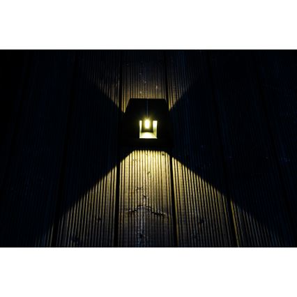 LED Solární nástěnné svítidlo se senzorem LED/2W/5V IP54 1300 mAh