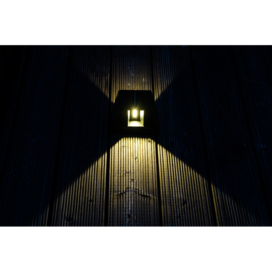 LED Solární nástěnné svítidlo se senzorem LED/2W/5V IP54 1300 mAh