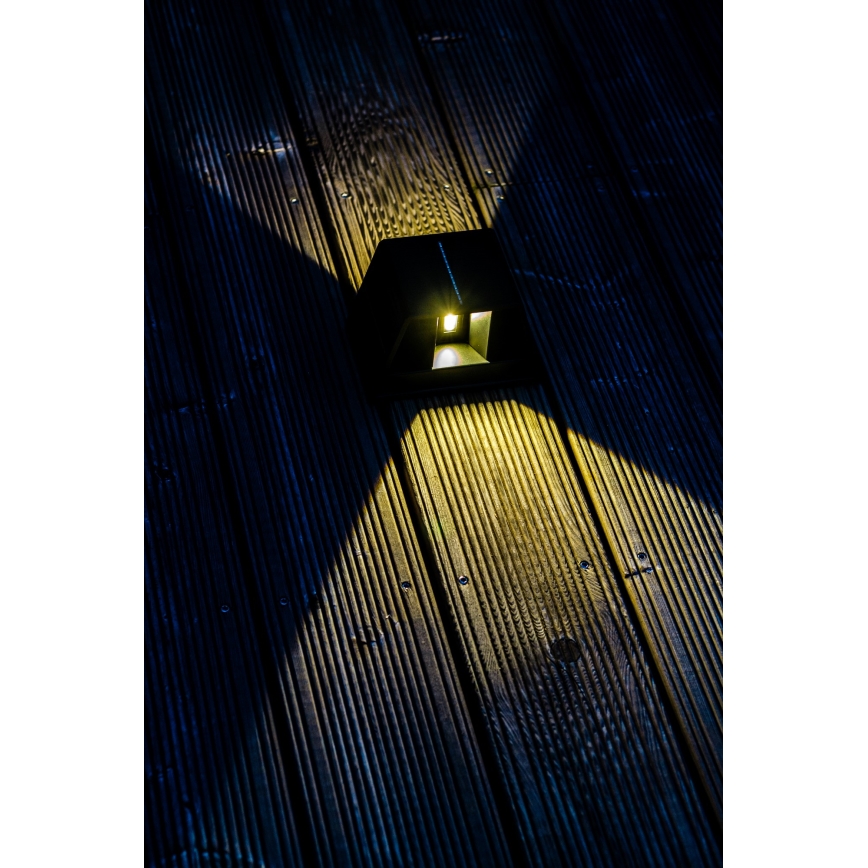 LED Solární nástěnné svítidlo se senzorem LED/2W/5V IP54 1300 mAh