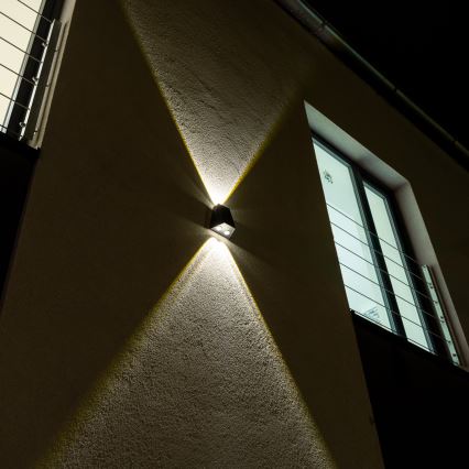 LED Solární nástěnné svítidlo se senzorem LED/2W/5V IP54 1300 mAh
