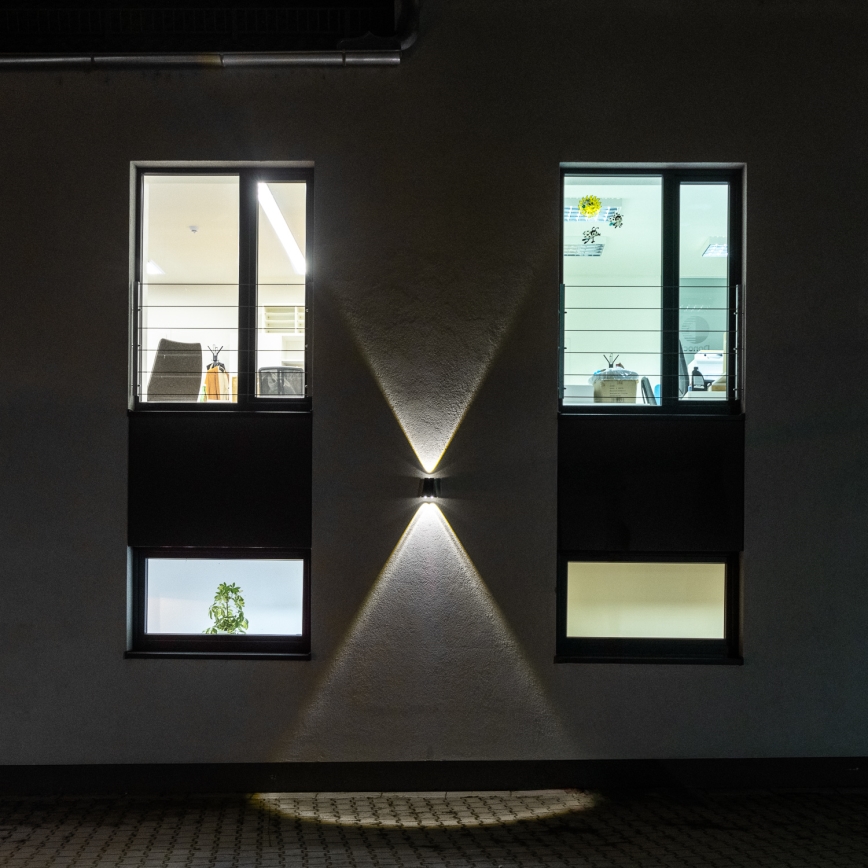 LED Solární nástěnné svítidlo se senzorem LED/2W/5V IP54 1300 mAh