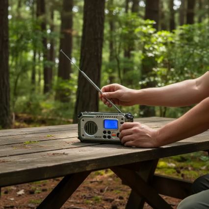 Kempingové rádio s klikou, solárním panelem a LED svítilnou s funkcí powerbanky 5V/3xAAA/2000 mAh IPX4 zelená