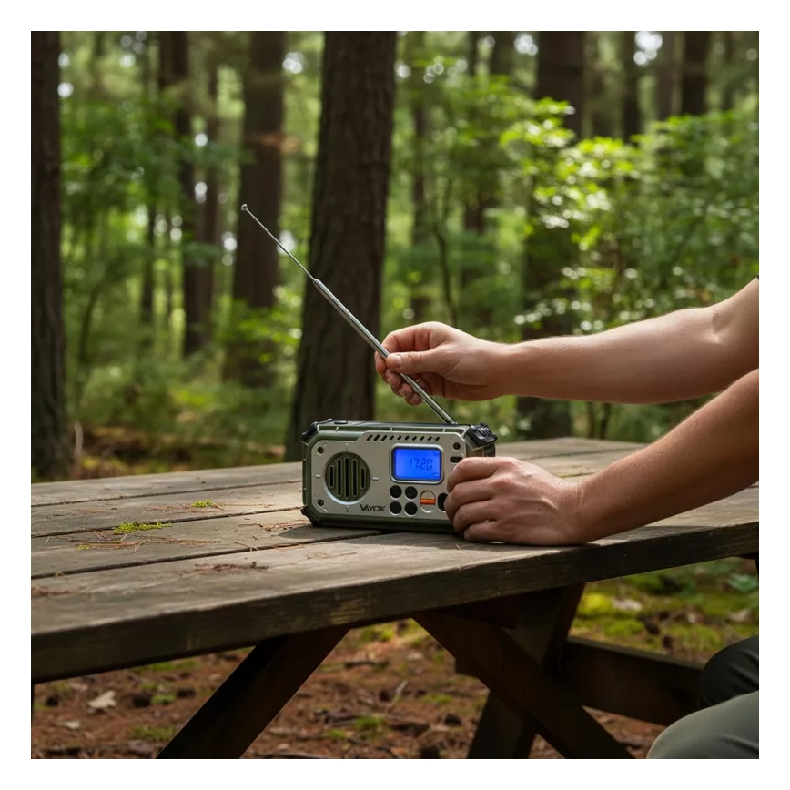 Kempingové rádio s klikou, solárním panelem a LED svítilnou s funkcí powerbanky 5V/3xAAA/2000 mAh IPX4 zelená