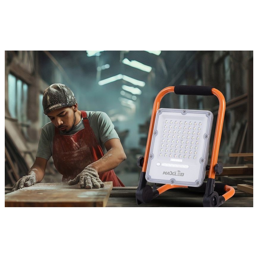 LED Stmívatelný nabíjecí reflektor se stojanem LED/100W/3,2V 4500K 10000 mAh IP65 oranžová