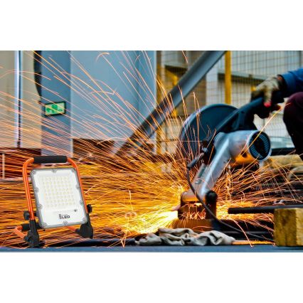 LED Nabíjecí reflektor se stojanem LED/30W/3,2V 4500K 5000 mAh IP65 oranžová