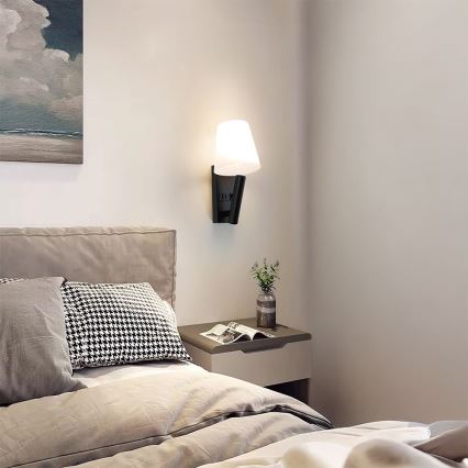 LED Nástěnná lampa s USB portem LED/2W/230V 3000K černá/bílá