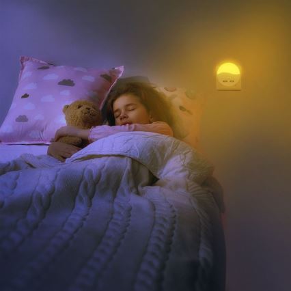 LED Noční světlo se senzorem soumraku do zásuvky 2xUSB LED/0,45W/230V 3000K