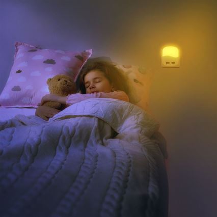 LED Noční světlo se senzorem soumraku do zásuvky 2xUSB LED/0,45W/230V 4000K