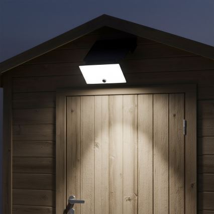 LED Reflektor se senzorem a solárním panelem FUJI LED/8W/3,7V 2000 mAh IP44