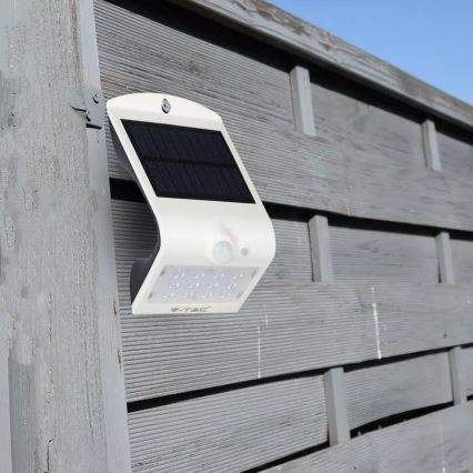 LED Solární nástěnné svítidlo se senzorem LED/1.5W/3,7V IP65 1200 mAh