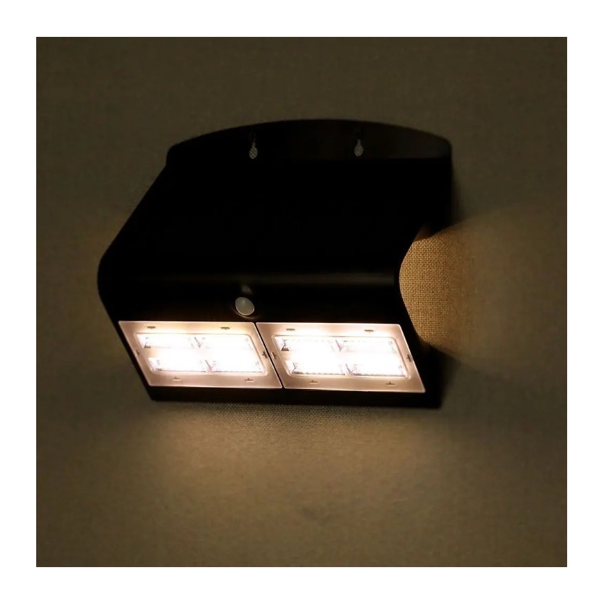 LED Solární nástěnné svítidlo se senzorem LED/7W/3,7V 4000K IP65 4000 mAh černá