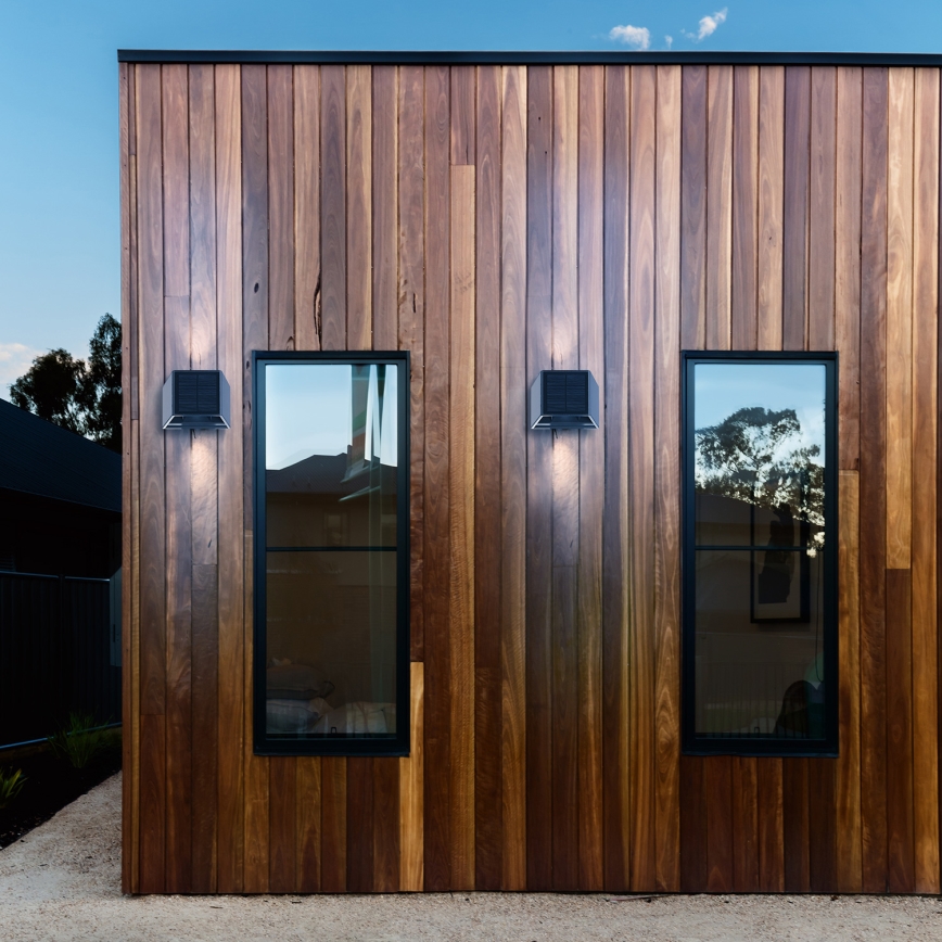 LED Solární nástěnné svítidlo WINGS LED/2W/1300 mAh 3,7V 6000K IP54 černá