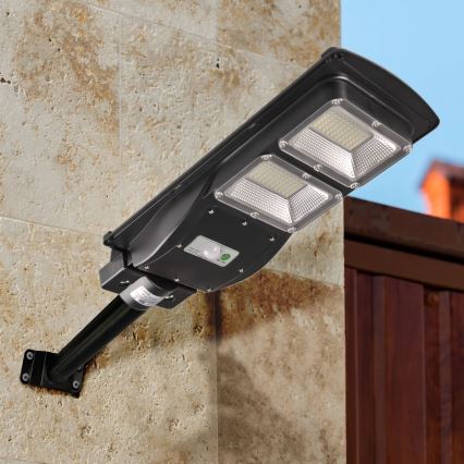 LED Solární pouliční lampa se senzorem STREET 2xLED/6W/3,2V 12000 mAh IP65 + dálkové ovládání