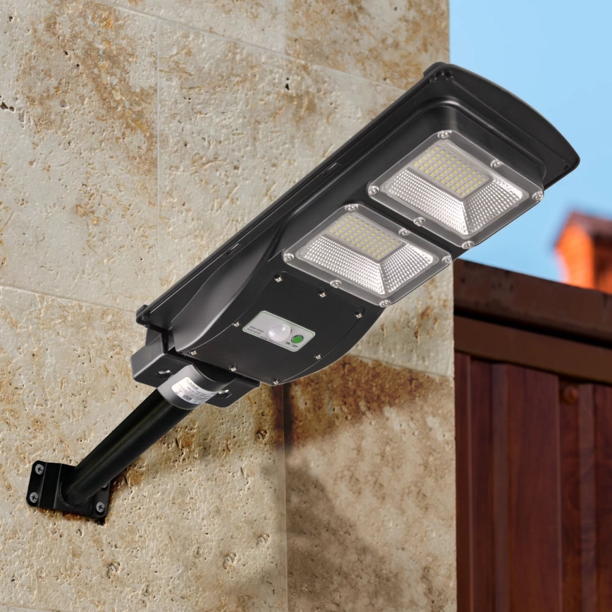 LED Solární pouliční lampa se senzorem STREET 2xLED/6W/3,2V 12000 mAh IP65 + dálkové ovládání