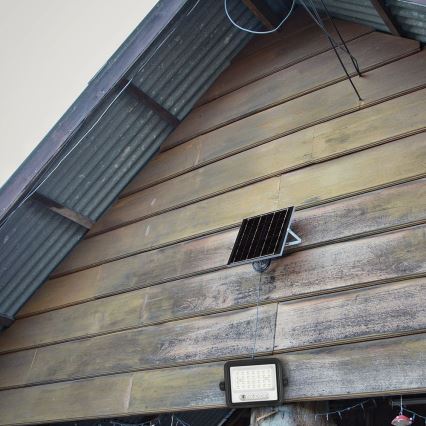 LED Stmívatelný solární reflektor LED/50W/3,2V 2000-8000K IP65 3800 mAh černá + dálkové ovládání