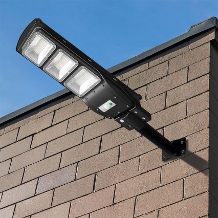 LED Stmívatelná solární pouliční lampa se senzorem pohybu a soumraku LED/12W/3,2V 6000K IP65 10000 mAh černá + dálkové ovládání