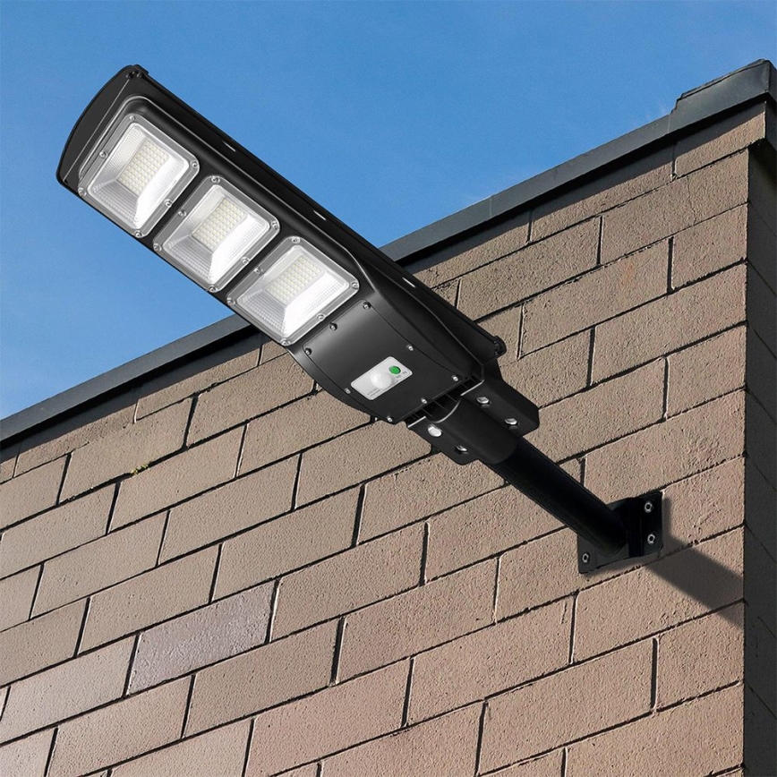 LED Stmívatelná solární pouliční lampa se senzorem pohybu a soumraku LED/12W/3,2V 6000K IP65 10000 mAh černá + dálkové ovládání