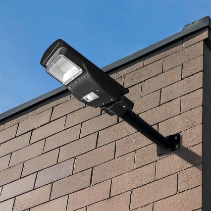 LED Stmívatelná solární pouliční lampa se senzorem pohybu a soumraku LED/6W/3,2V 6000K IP65 5000 mAh černá + dálkové ovládání