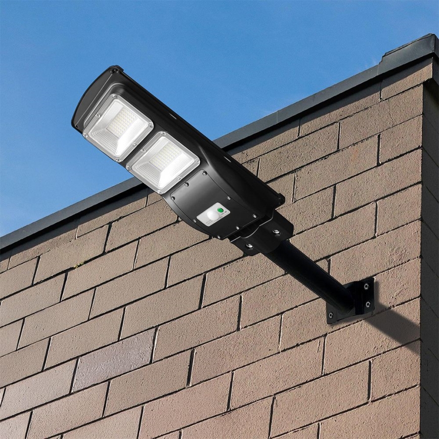 LED Stmívatelná solární pouliční lampa se senzorem pohybu a soumraku LED/8W/3,2V 6000K IP65 9000 mAh černá + dálkové ovládání