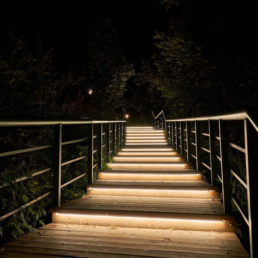 LED Stmívatelný solární pásek LED/1,2W/3,7V 3000K IP67 1500 mAh 5m + dálkové ovládání