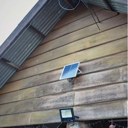 LED Stmívatelný solární reflektor LED/12W/3,2V 6000K IP65 5000 mAh + dálkové ovládání