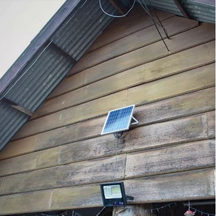 LED Stmívatelný solární reflektor LED/16W/3,2V 4000K IP65 10000 mAh + dálkové ovládání