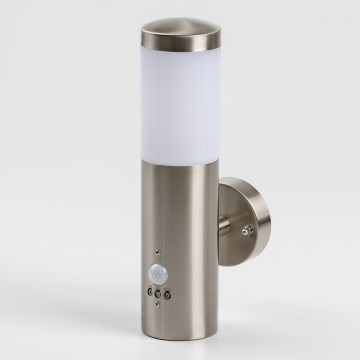 LED Venkovní nástěnné svítidlo se senzorem pohybu 1xGU10/5W/230V IP44 matný chrom