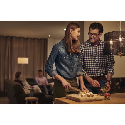 LED svíčka Philips E14/5,5W/230V - CANDLE