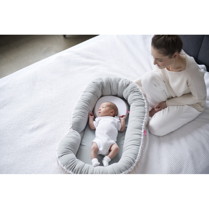 MOTHERHOOD  - Hnízdo a polštář pro dítě JUNIOR 2v1 hnědá