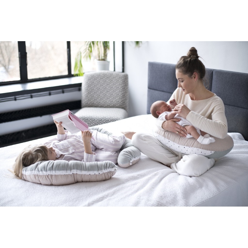 MOTHERHOOD  - Hnízdo a polštář pro dítě JUNIOR 2v1 hnědá