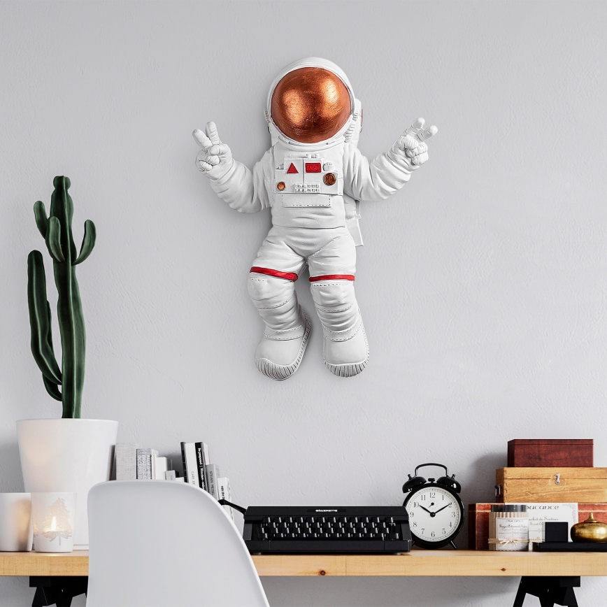 Nástěnná dekorace 47x35 cm astronaut měděná