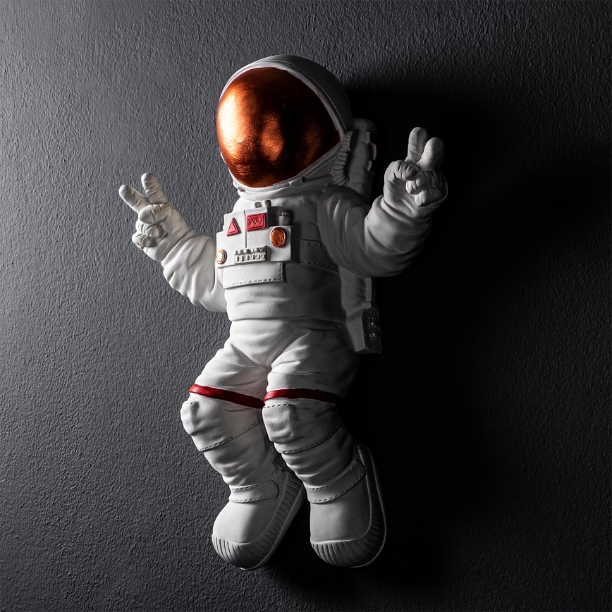 Nástěnná dekorace 47x35 cm astronaut měděná
