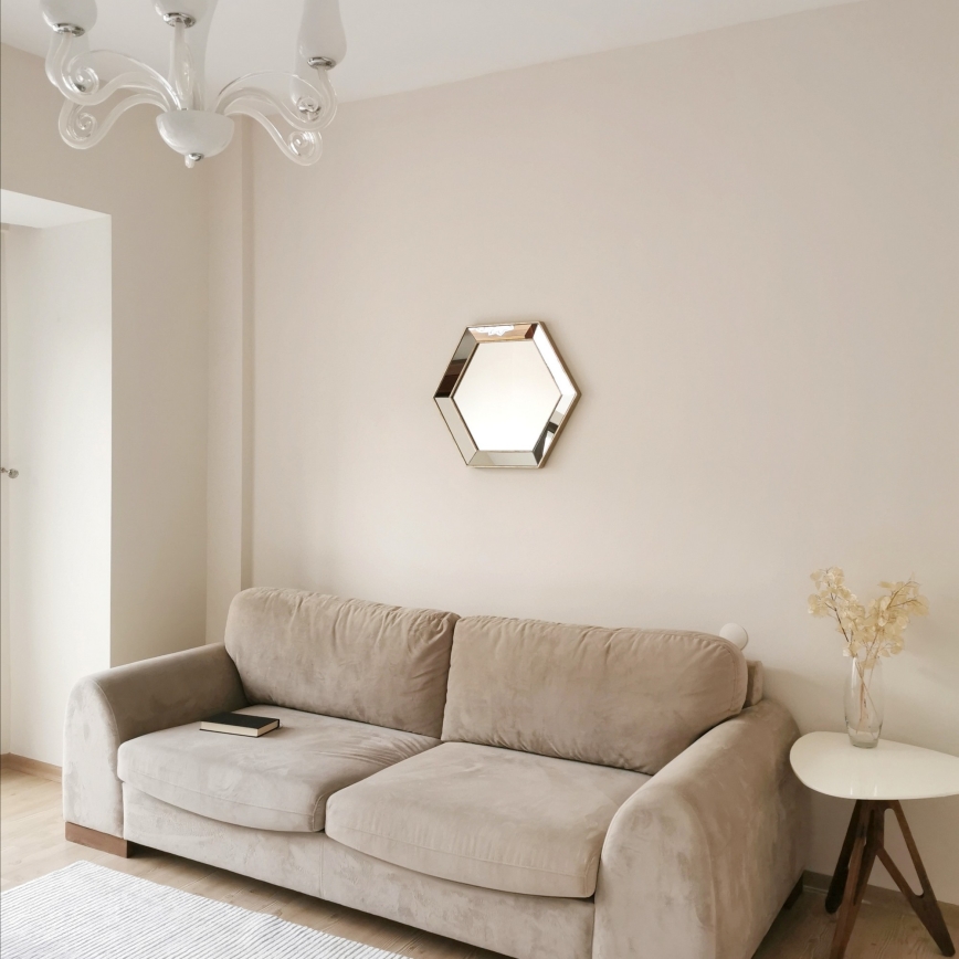 Nástěnné zrcadlo 60x52 cm stříbrná